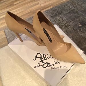 Alice + Olivia Women's Nude Heel